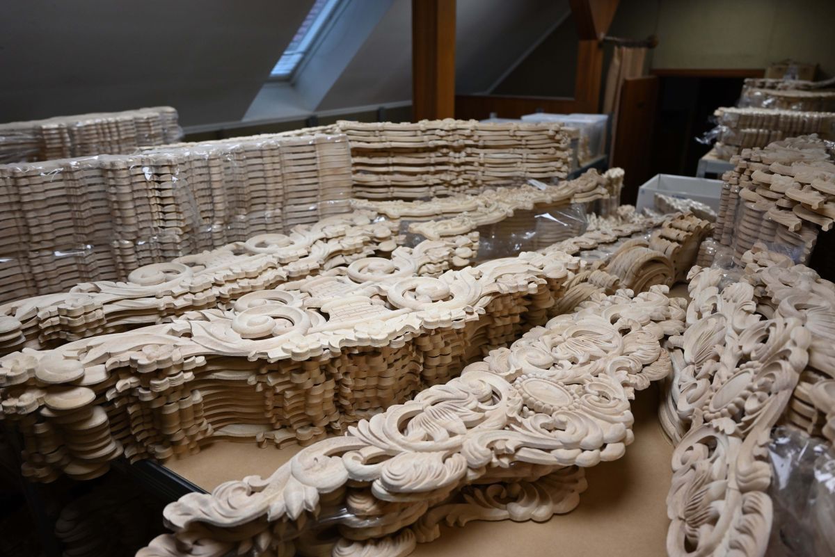Vælg barokke møbelapplikationer til renovering. Hundredvis af udskårne trælister kan købes direkte fra lager.