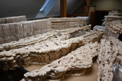 Wählen Sie barocke Möbelapplikationen für die Renovierung. Hunderte von geschnitzten Holzleisten, die Sie direkt ab Lager kaufen können.