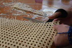 Използвайте листове от тръстикова лента за вътрешна декорация. Изберете ратанова лента например за вложки на врати.