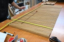 Utendørs persienne laget etter mål av bambusmateriale. Du veier og vi bestiller. Bambuspersienner kan også brukes som foldegardiner i bambus, romdelere i bambus eller terrassebarrierer.