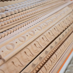 Sowohl klassische als auch moderne Muster sind auf Naturtrend Holzleisten zu finden.