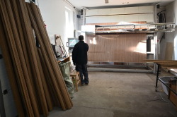 Taglio a misura delle tende in bambù con macchina laser