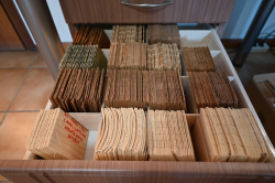 Dessa prover på väggbeklädnader av bambu väntar bara på att läggas i ett kuvert och skickas med post till våra intresserade kunder