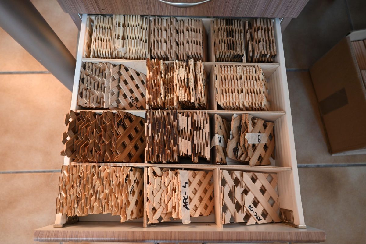 Αυτά τα εσωτερικά δείγματα ξύλινων πλεγμάτων πλέγματος περιμένουν να μπουν σε φάκελο και να σταλούν ταχυδρομικά στους ενδιαφερόμενους πελάτες μας.