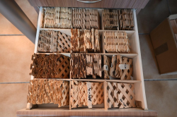 Estas muestras de paneles de celosía de madera para interiores están a la espera de ser introducidas en un sobre y enviadas por correo a nuestros clientes interesados.