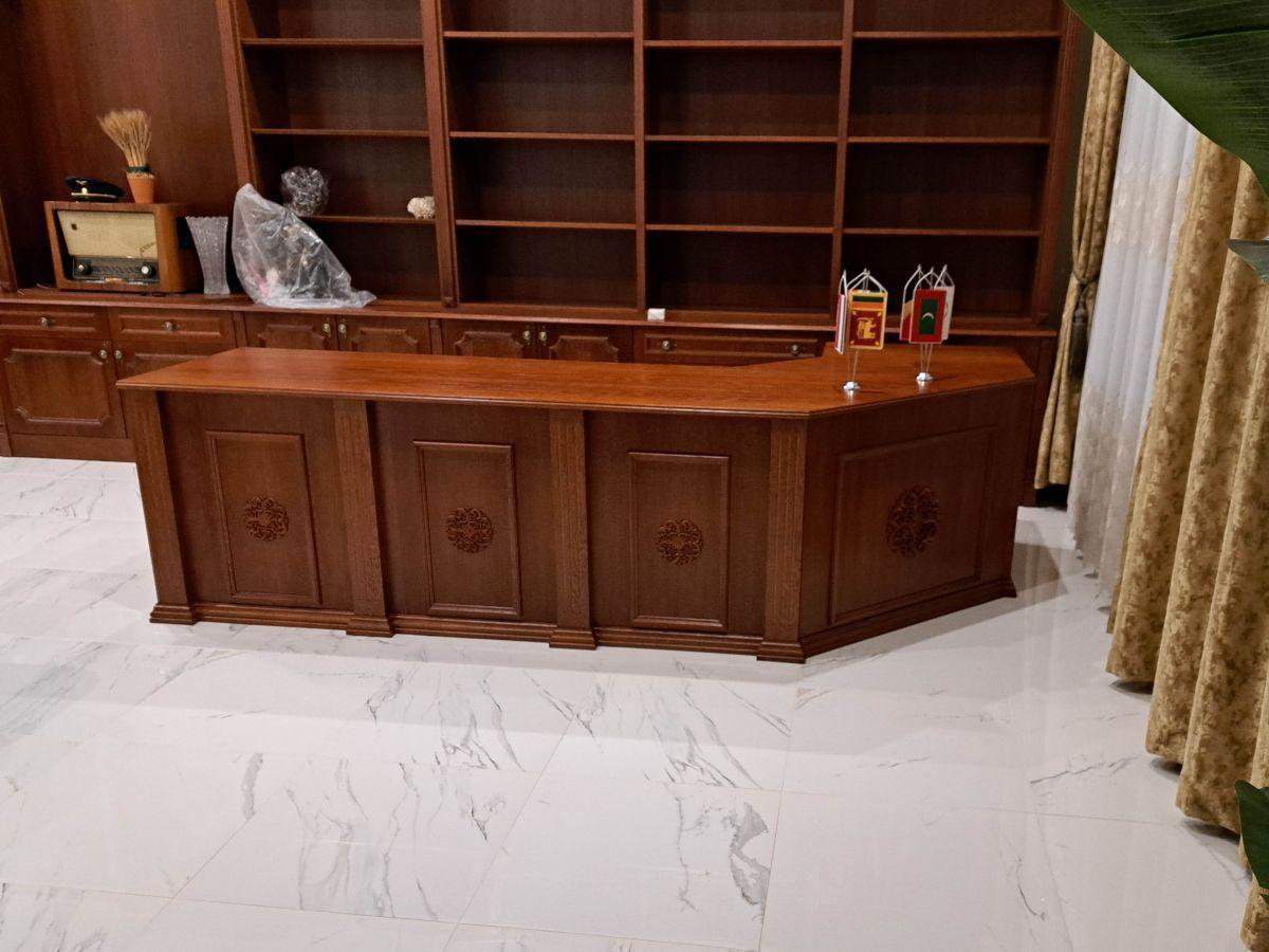 Escritorio artesanal con rosetones y tallas florales de madera. Explore nuestra amplia gama de adornos decorativos de madera para proyectos de carpintería fina y restauración.