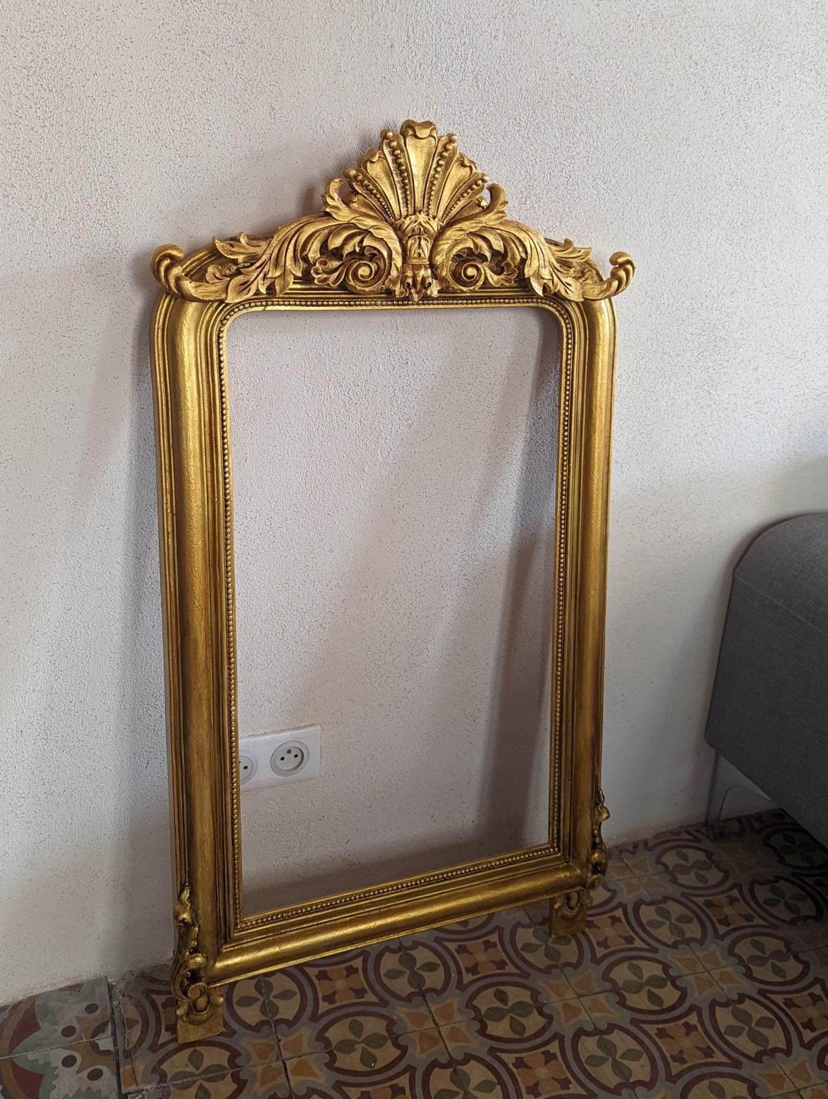 Frumoasă ramă de oglindă cu ornamentul de coroană din lemn FK-143. Frunză de acant și motive palmetta premium pentru restaurarea mobilei și a dulapurilor personalizate.