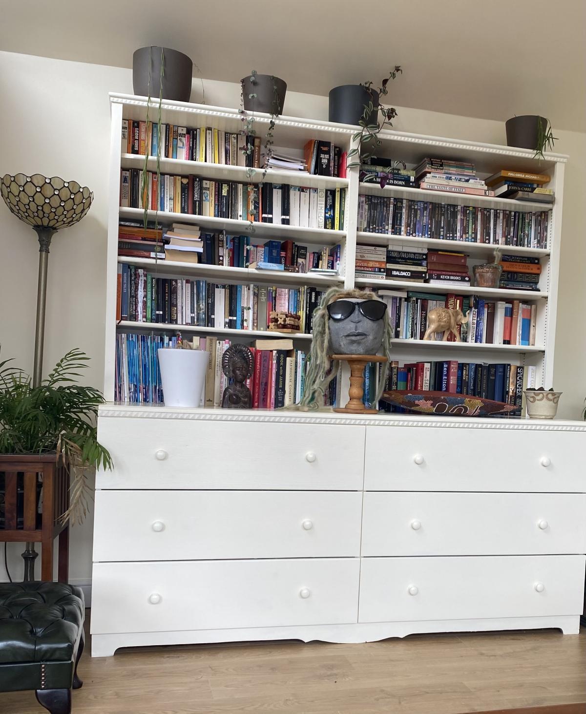 Dekorative Holzleisten mit Pyramidenmuster für die Möbelrestaurierung. Hochwertige Zierleisten für Bücherregale und Schrankreparaturen.