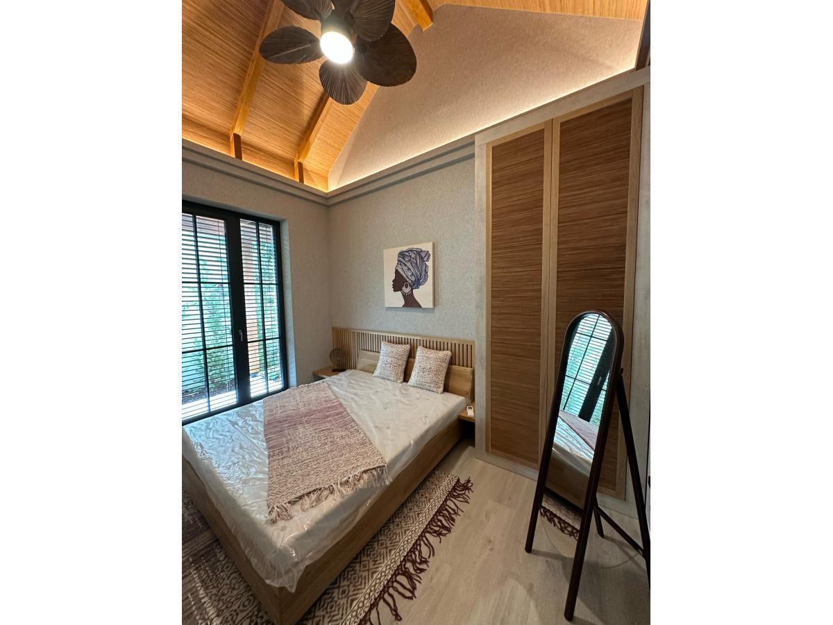 Descubre formas creativas de utilizar paneles de bambú para las paredes de tu casa. Este elegante armario cuenta con inserciones de bambú en la puerta, lo que demuestra que los materiales sostenibles son perfectos para paneles de dormitorio y paneles de pared modernos. Utilízalo como alternativa a los paneles de madera o como biombo separador de habitaciones de bambú integrado para conseguir un aspecto interior único.