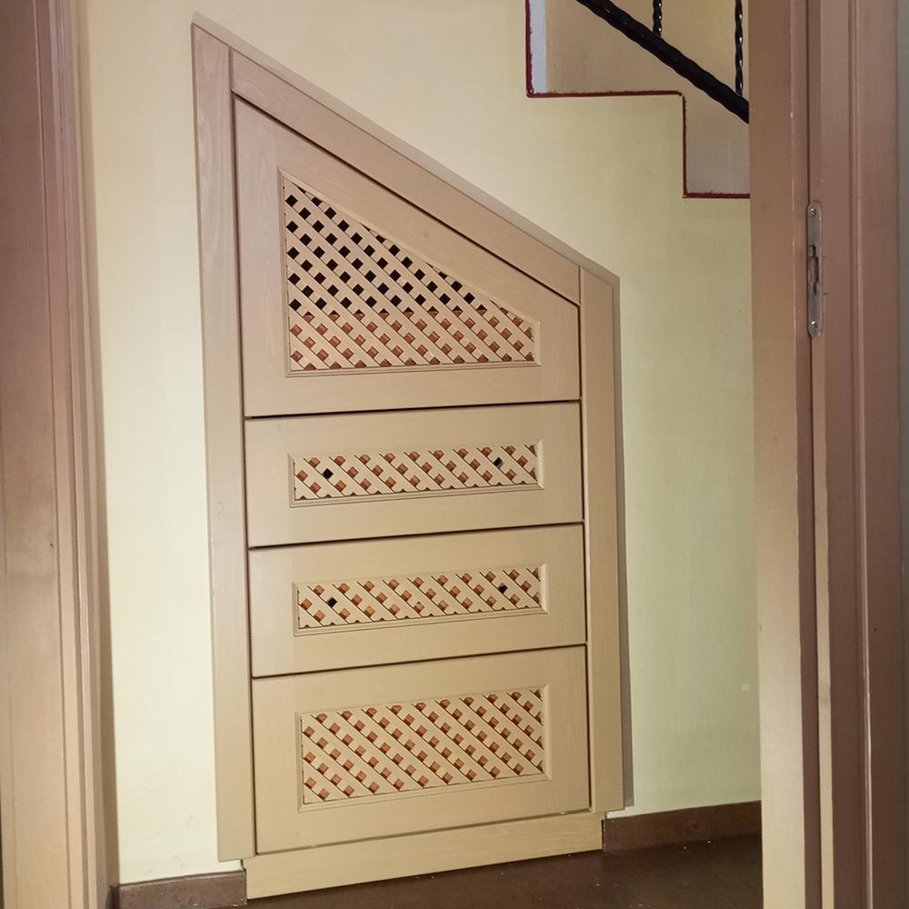 Explore esta ingeniosa solución de almacenamiento bajo el armario. Panel de celosía de madera de primera calidad para insertos de cubreradiadores, separador de ambientes y diseños de cubreradiadores de pino a medida.