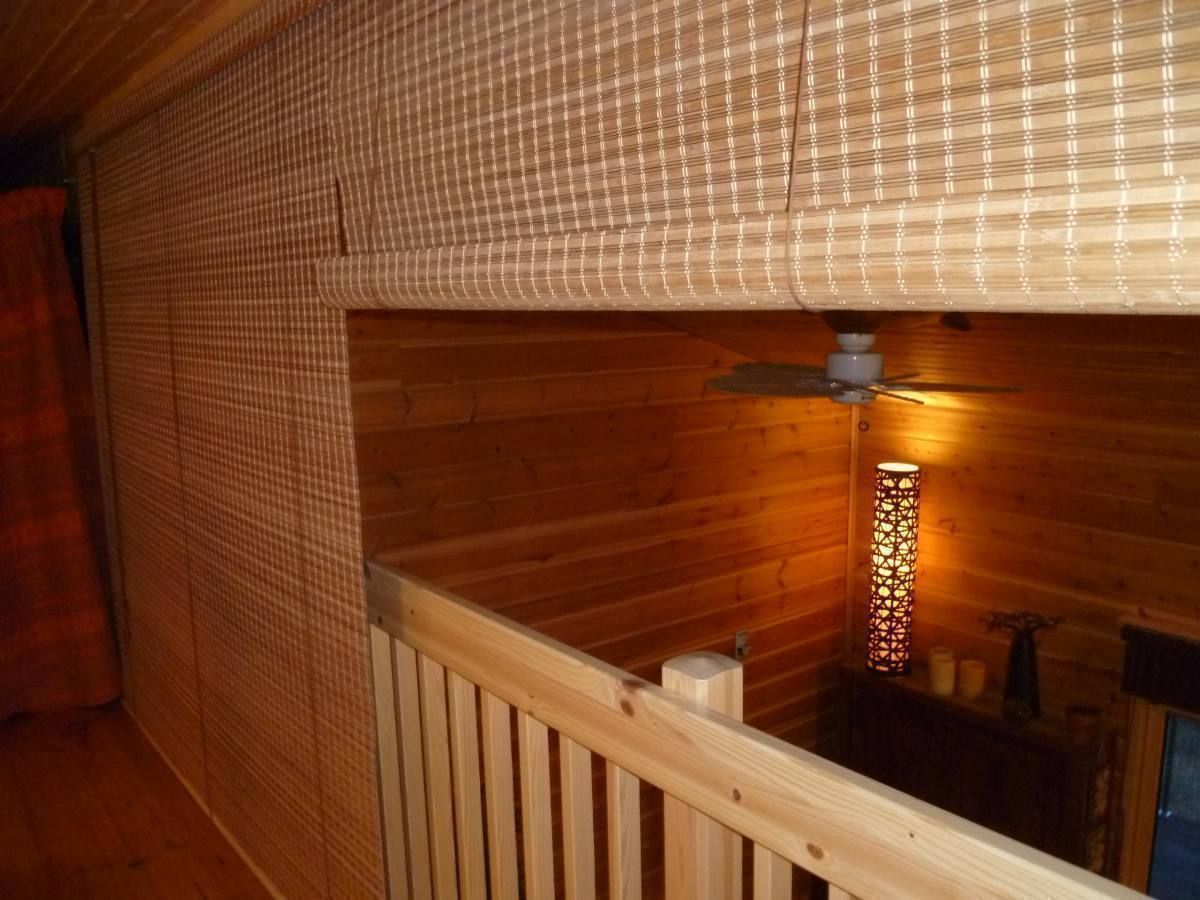 Преградна щора, изработена от бамбук. Бамбуковата преградна завеса е изработена по мярка и се вписва хармонично във всяка среда.