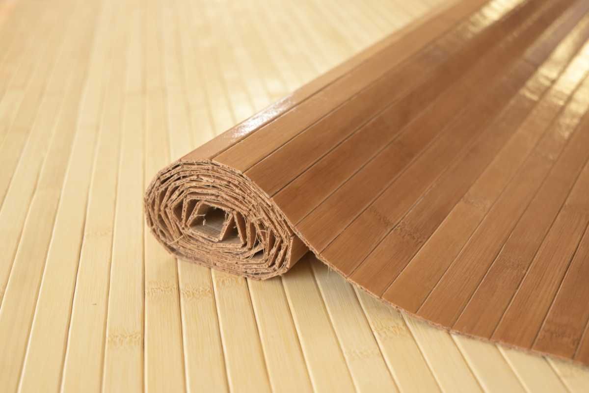 Brūns bambusa sienu aizsargs, bambusa paneļi ar tekstilmateriāla pamatni. To var pielīmēt pie sienas, bet tas ir arī labs materiāls durvju ieliktņiem un starpsienām.