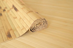 Bamboe lambrisering met textielrug. Het kan tegen de muur worden gelijmd, maar is ook een goed materiaal voor deurinzetten en scheidingswanden. Kijk in de Naturtrend webshop!