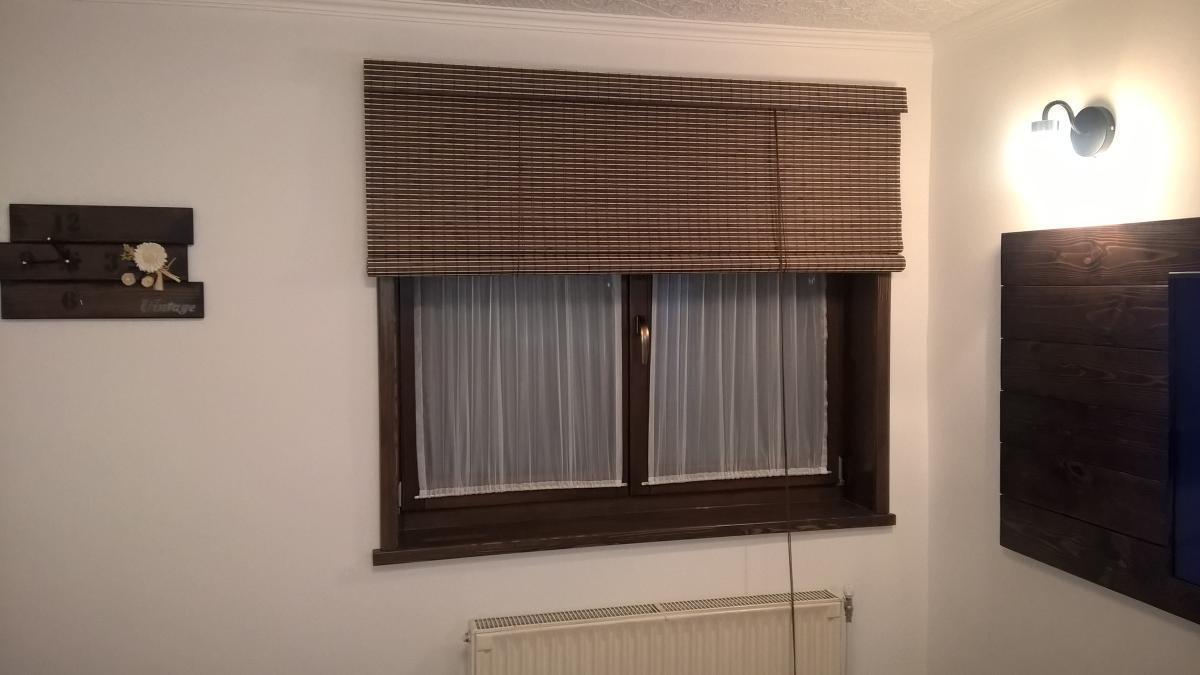 hop jaluzele rulante elegante din bambus maro închis și jaluzele romane din bambus. Oferim jaluzele de înaltă calitate, făcute pe măsură și jaluzele rulante fără găurire pentru o potrivire perfectă.