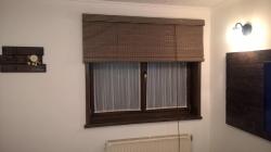 Interior minimalist cu jaluzele din bambus C1C maro închis