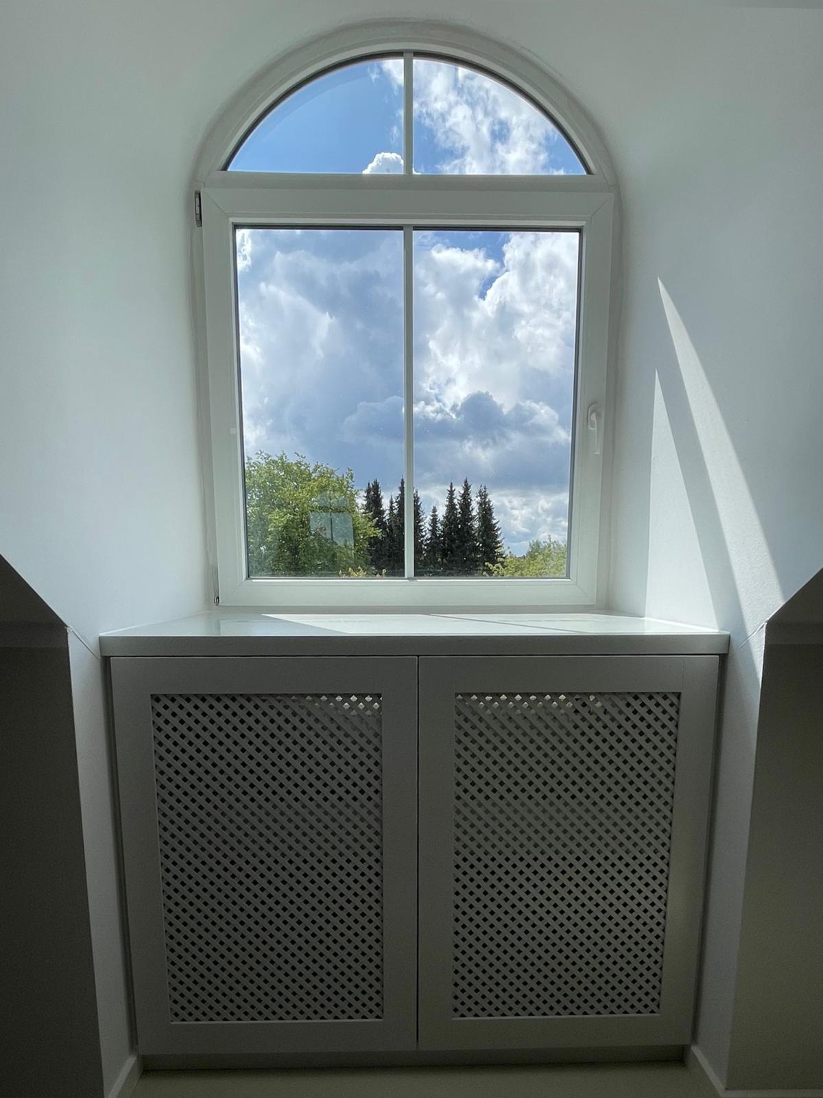 Descubra esta solución de paneles cubre radiadores de roble de primera calidad. Paneles de enrejado de diamante de alta calidad y panel de apantallamiento de radiador para un separador de ambientes con estilo.