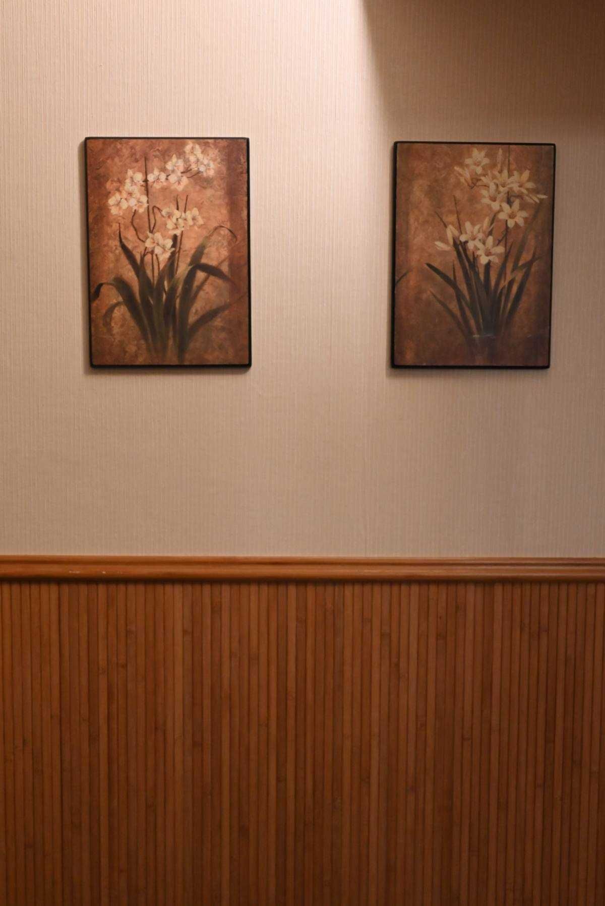 A bambusz falvédő barna színű, egyik oldalán dekoratív, másik oldalán textiles, így a bambusz tapéta faipari ragasztóval könnyedén a felhelyezhető a falra.