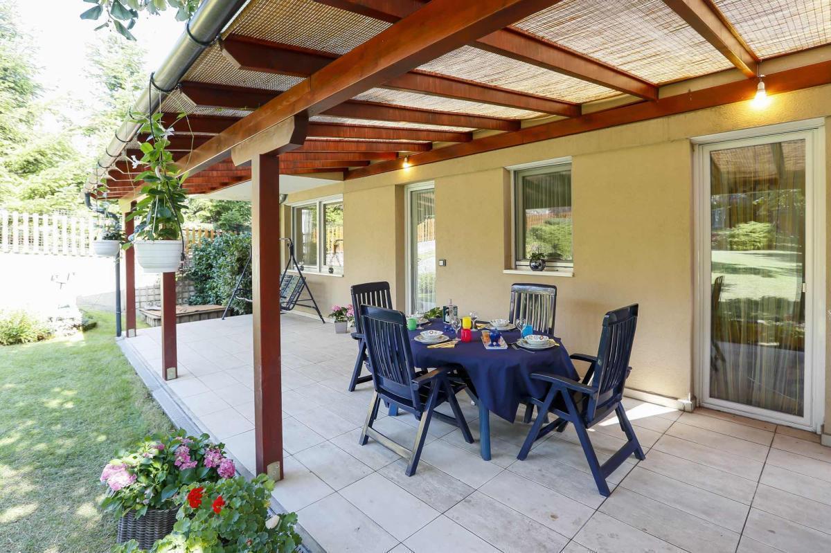 Natuurlijke bamboeschermen voor veranda's en terrasoverkappingen. Op maat gemaakte rolgordijnen voor serredaken en rolgordijnen voor serreplafonds voor effectieve bescherming tegen de zon.