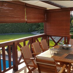 På en varm dag skaber skyggen på terrassen et behageligt miljø. Den udendørs bambuspersienne er ideel til dette formål.